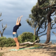 salutation au soleil yoga bord de mer