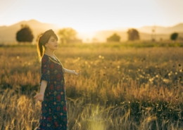 Femme retrouvant souffle et sens au cœur du vivant