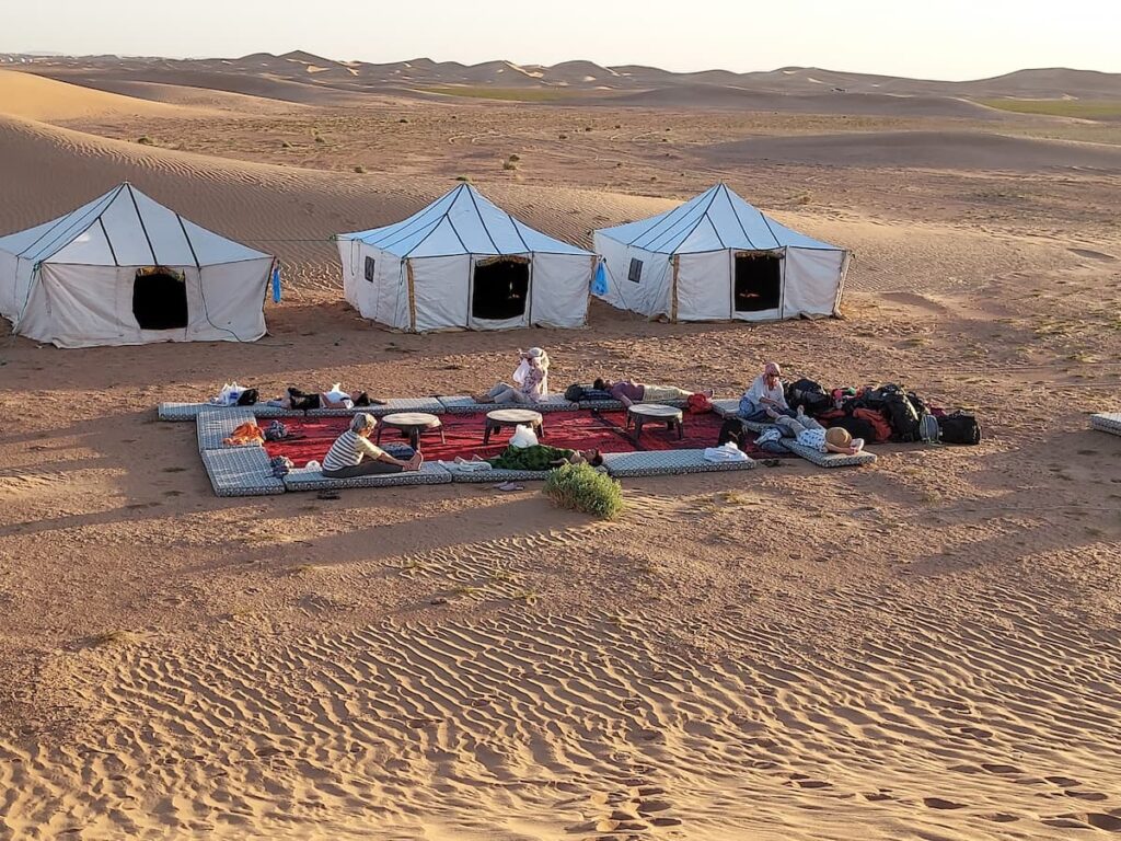 bivouac camp tente dans le désert
