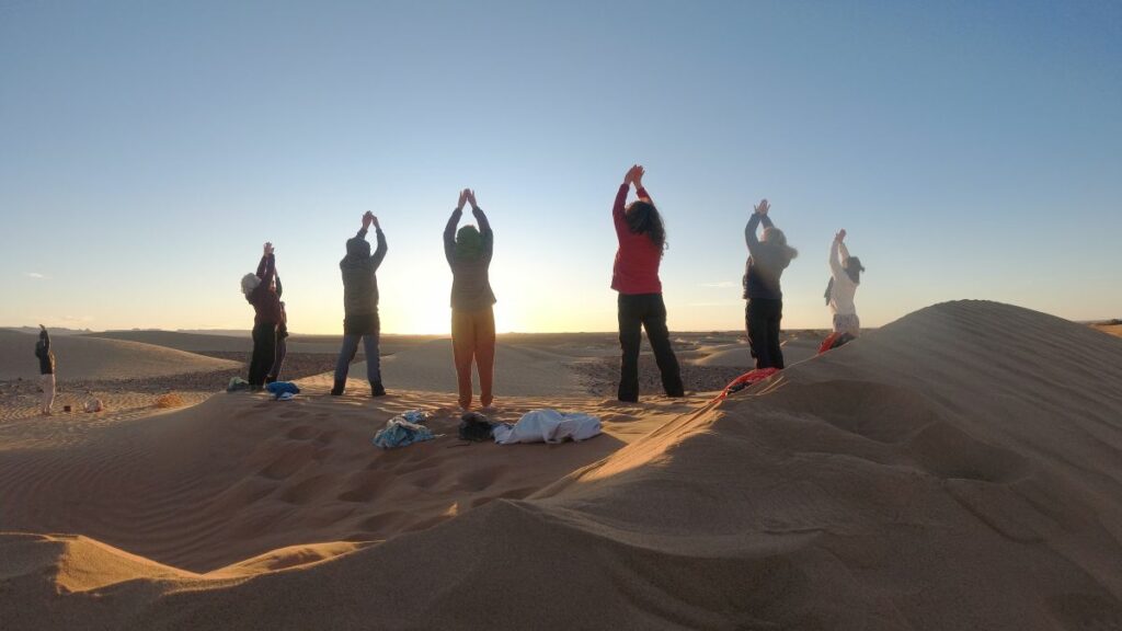 yoga désert soleil levant